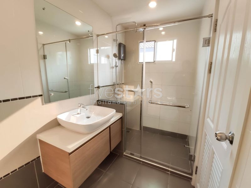 Maison de luxe moderne 3 chambres à louer à Pattanakarn, photo 14