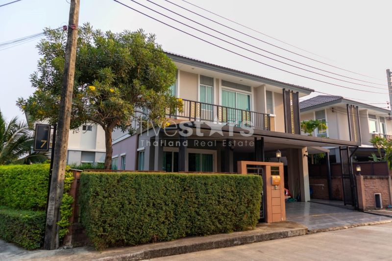 Maison de luxe moderne 3 chambres à louer à Pattanakarn