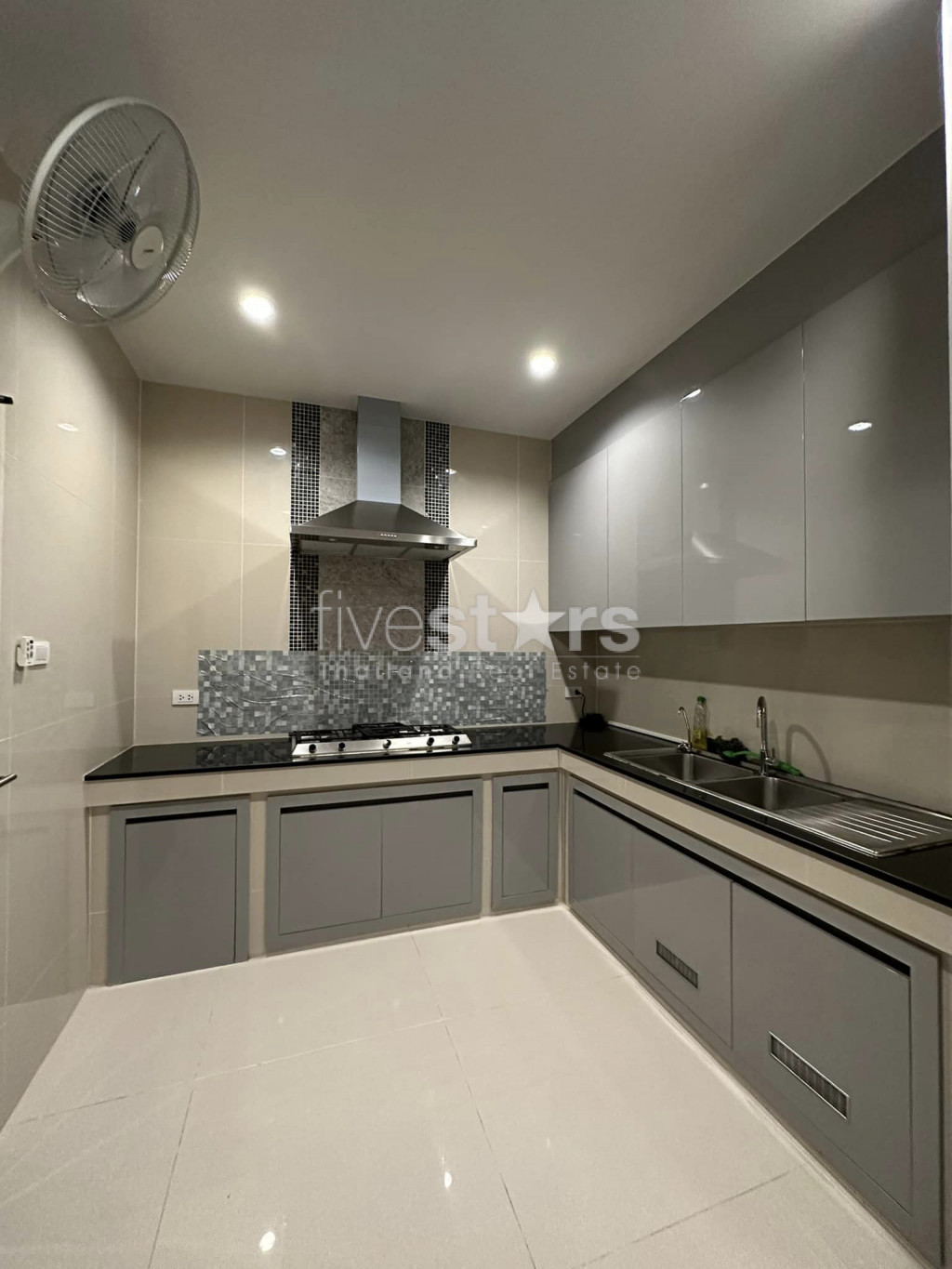 Luxury 4 - Bedrooms for sale on Pattanakarn, photo 10