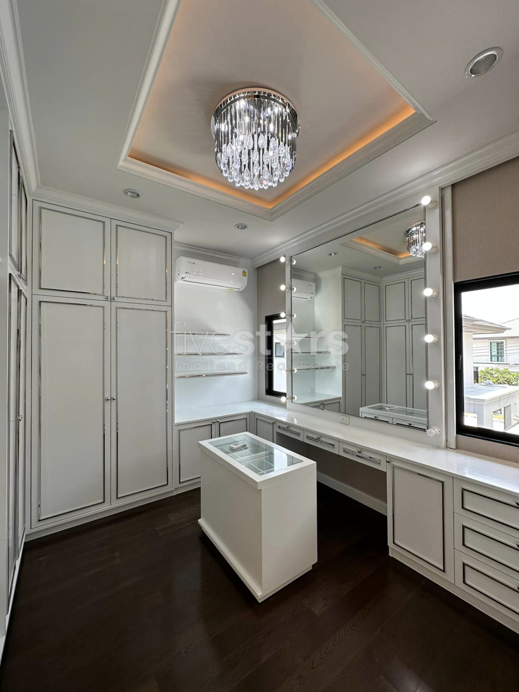 Luxury 4 - Bedrooms for sale on Pattanakarn, photo 9
