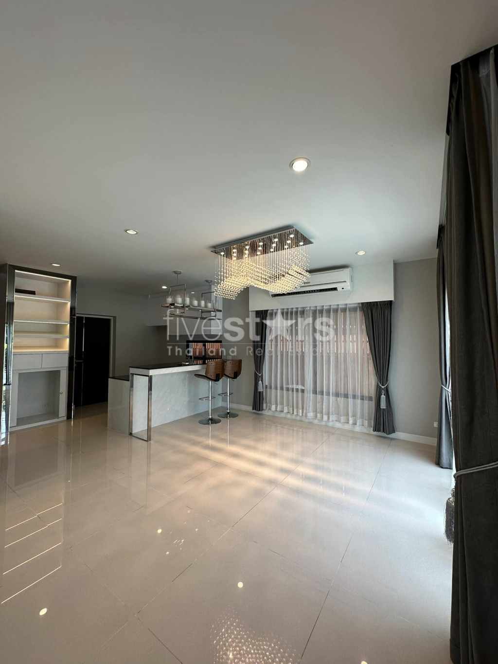 Luxury 4 - Bedrooms for sale on Pattanakarn, photo 3