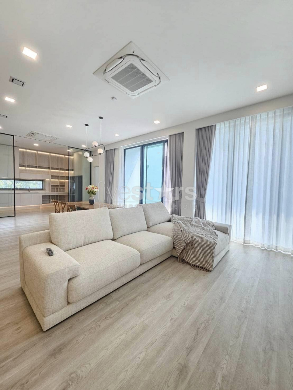 Maison individuelle moderne avec 4 chambres disponible à la location sur Krungthepkreetha-Rama 9., photo 2