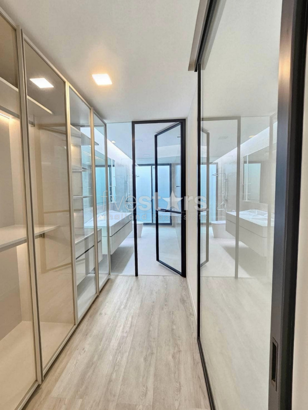 Maison individuelle moderne avec 4 chambres disponible à la location sur Krungthepkreetha-Rama 9., photo 15