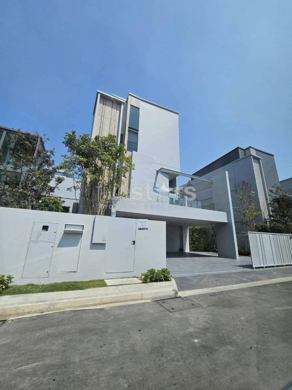 Maison individuelle moderne avec 4 chambres disponible à la location sur Krungthepkreetha-Rama 9.