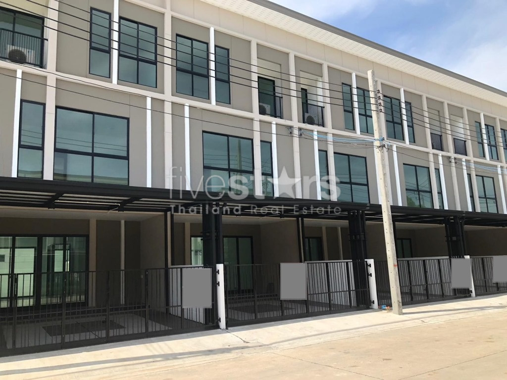 Maison de ville de 3 chambres à louer à Srinakarin - Rama 9