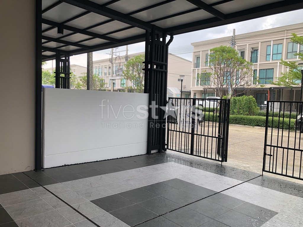 Maison de ville de 3 chambres à louer à Srinakarin - Rama 9, photo 2