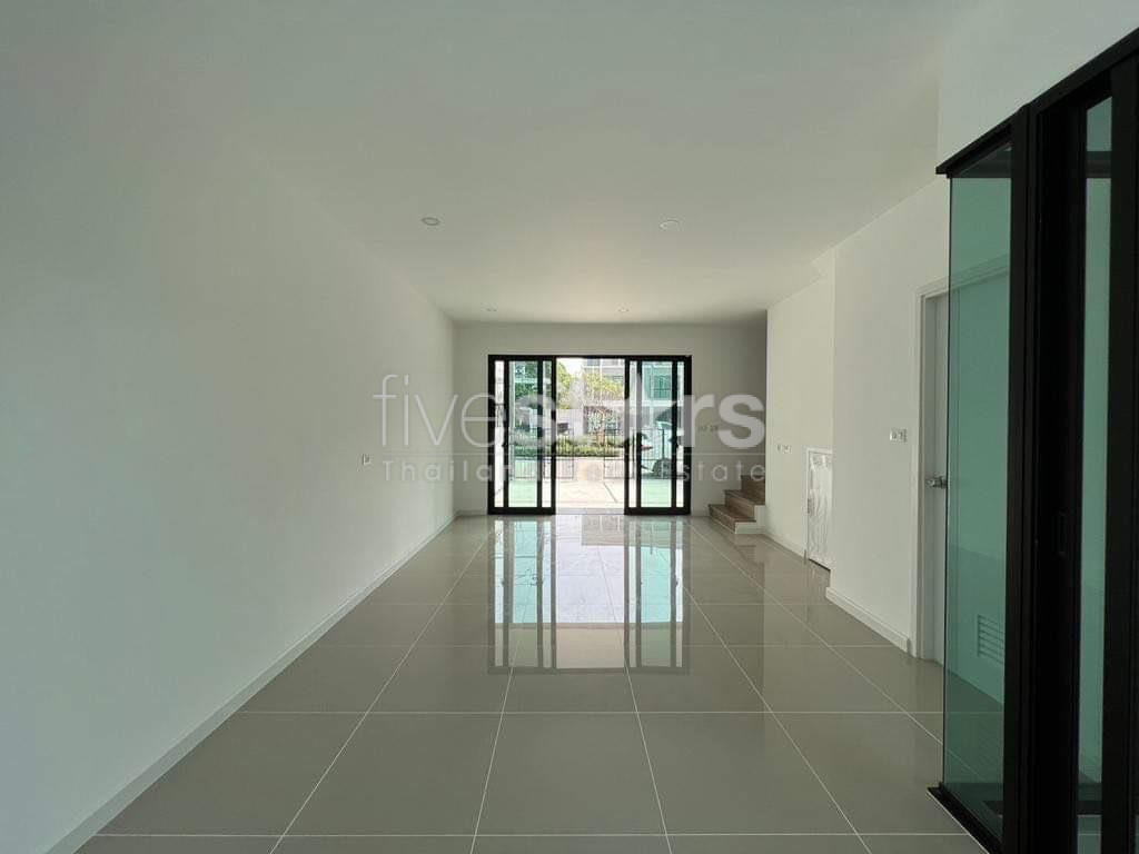 Maison de ville de 3 chambres à louer à Srinakarin - Rama 9, photo 3