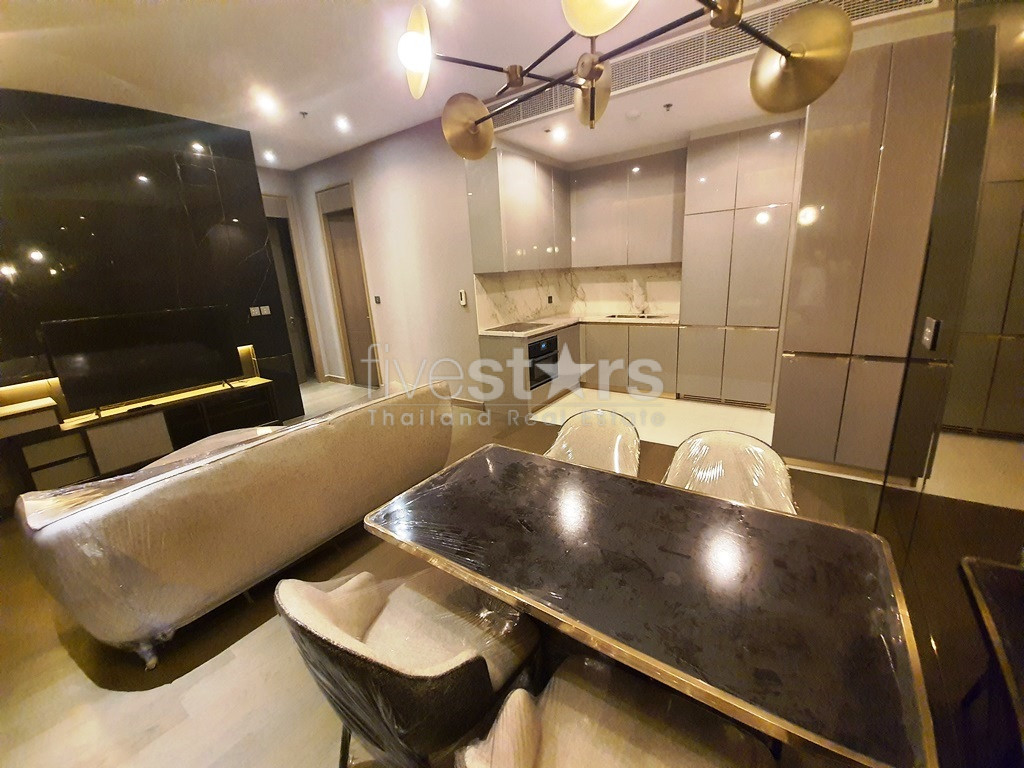 Condo spacieux de 2 chambres à louer près de la station de MRT Phetchaburi