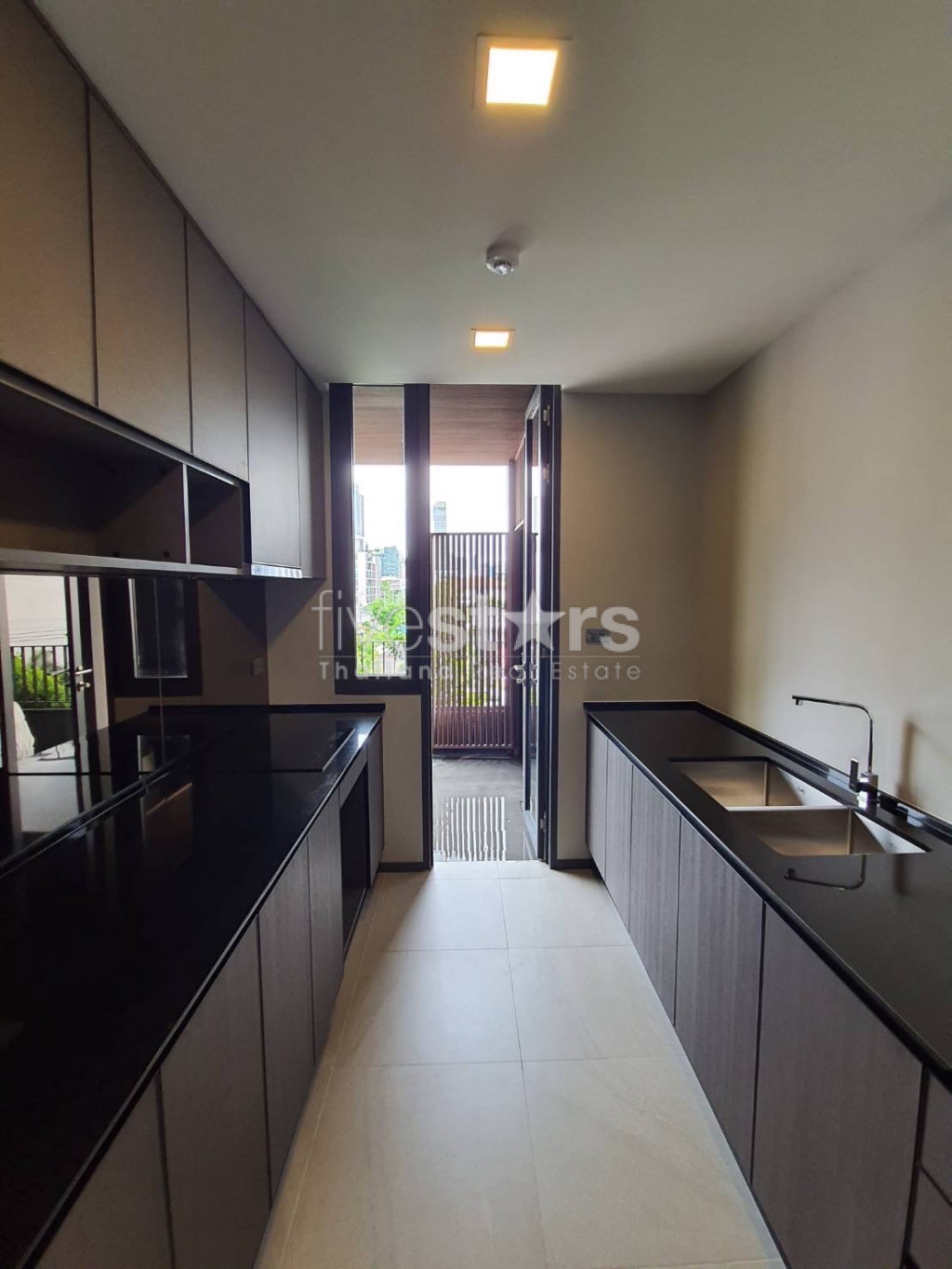 Condo de faible hauteur de 2 chambres à vendre situé à Soi Soonvijai, photo 7