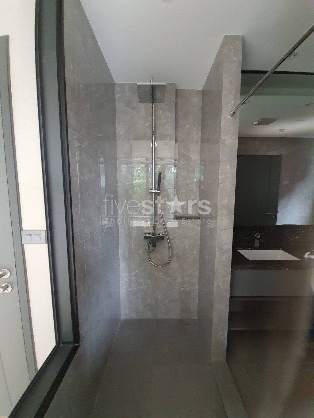 Condo de faible hauteur de 2 chambres à vendre situé à Soi Soonvijai, photo 12