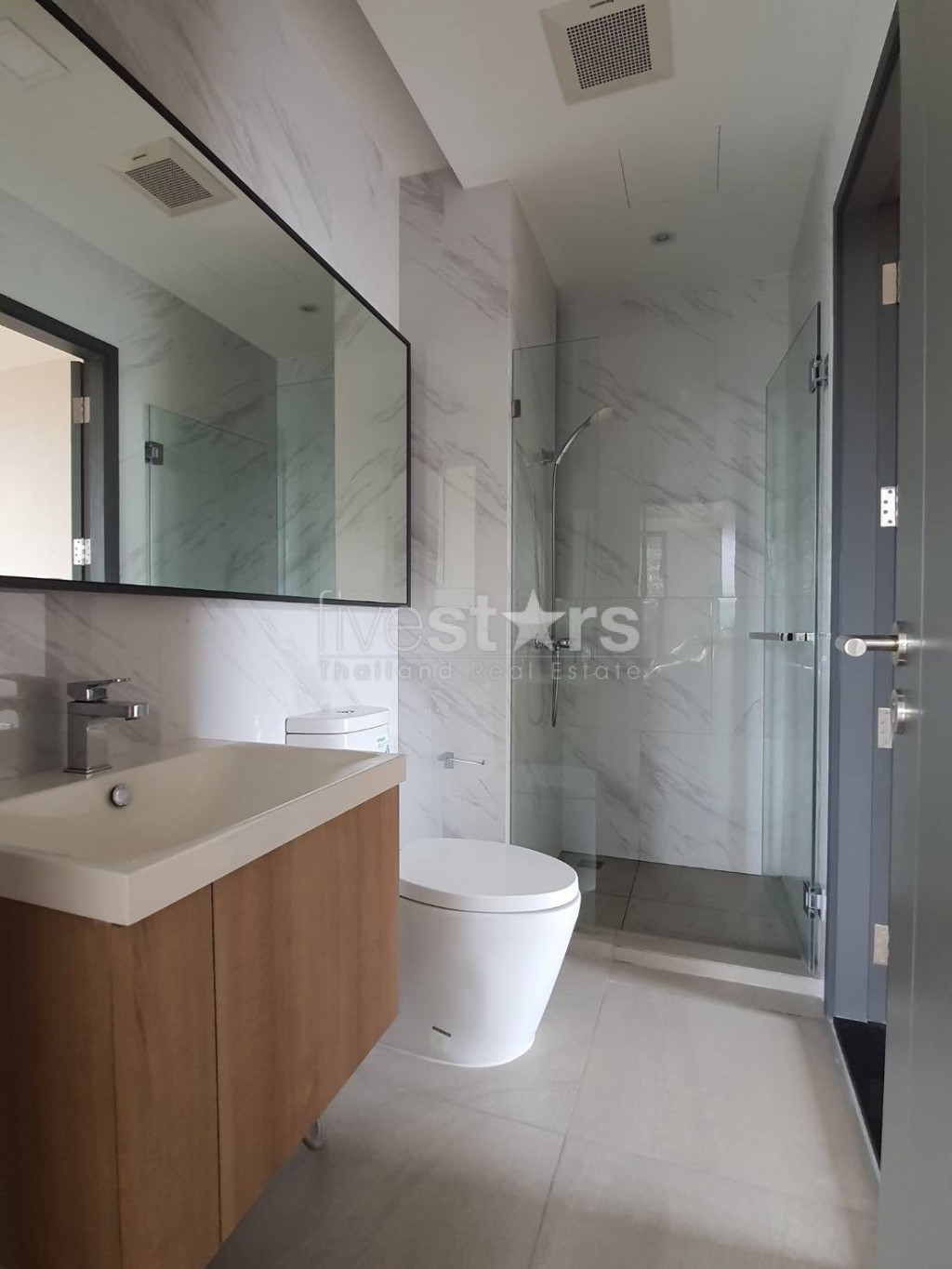Condo de faible hauteur de 2 chambres à vendre situé à Soi Soonvijai, photo 13