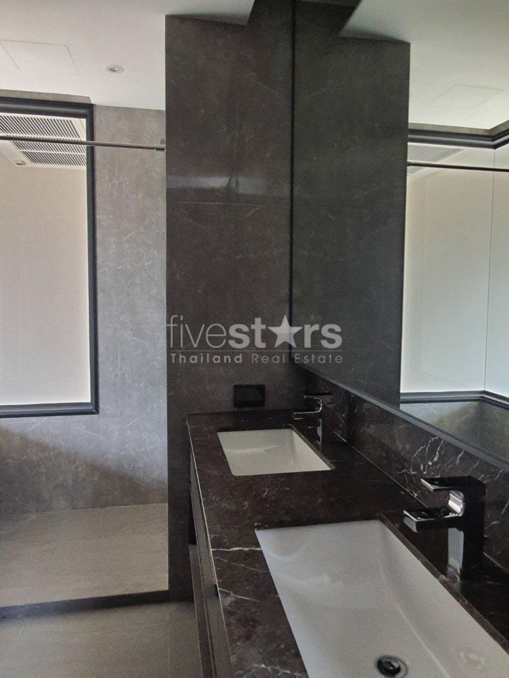 Condo de faible hauteur de 2 chambres à vendre situé à Soi Soonvijai, photo 11