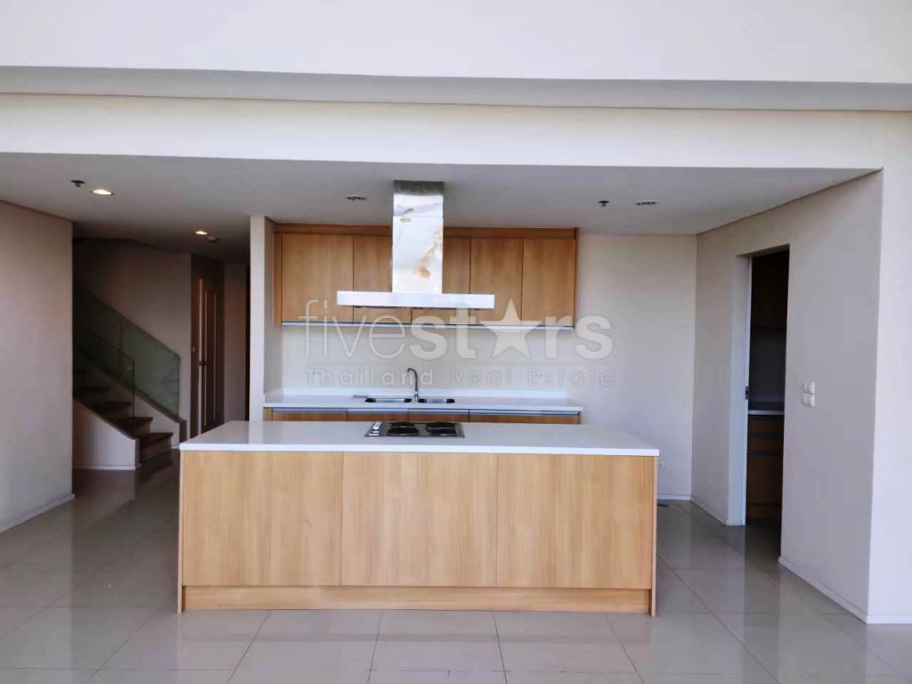 Condo duplex de 4 chambres au dernier étage à louer à proximité de la station MRT Phetchaburi, photo 3
