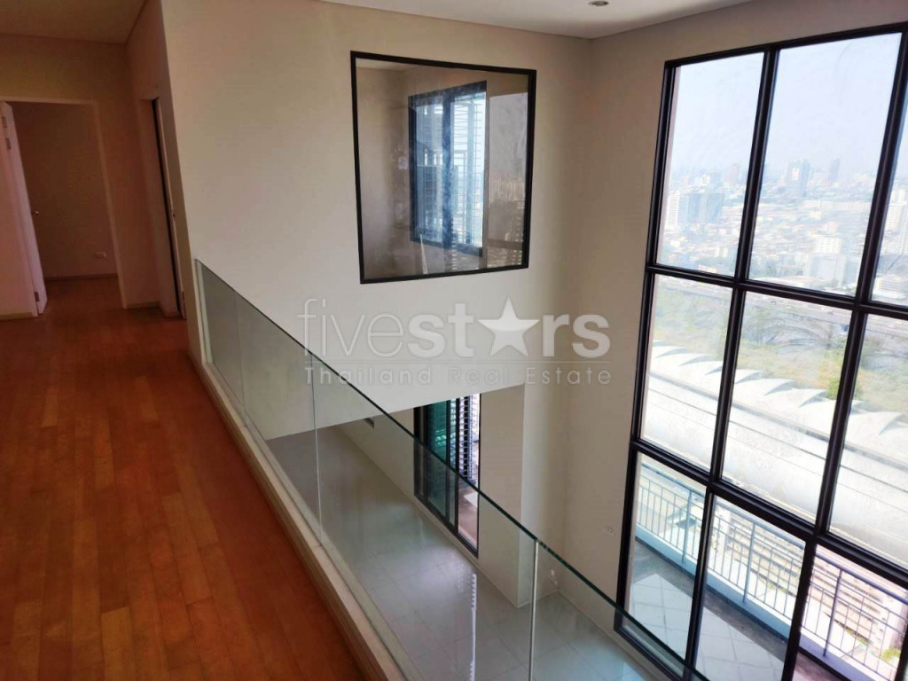 Condo duplex de 4 chambres au dernier étage à louer à proximité de la station MRT Phetchaburi