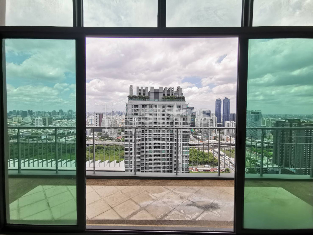 Condo duplex de 4 chambres au dernier étage à louer à proximité de la station MRT Phetchaburi, photo 2