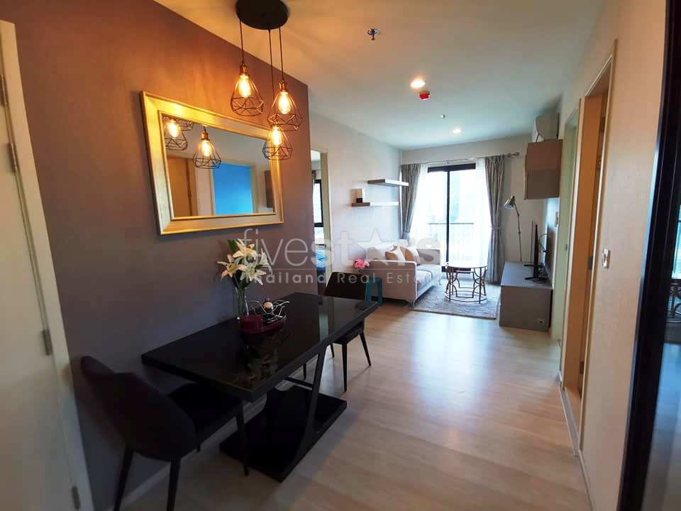Appartement moderne de 2 chambres à louer près du MRT Petchaburi