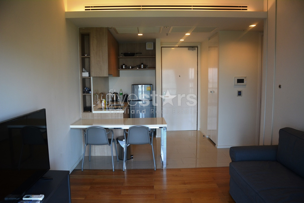 Appartement 1 chambre haut en étage quartier Petchaburi