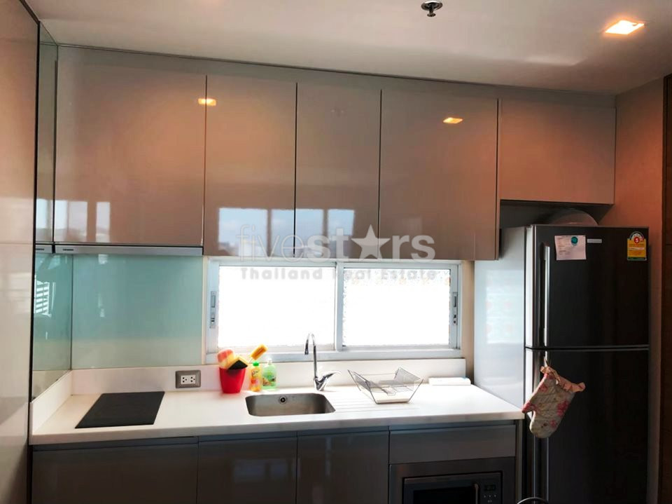 Condo de 2 chambres à coucher à l'étage supérieur à louer près de MRT Petchaburi, photo 4