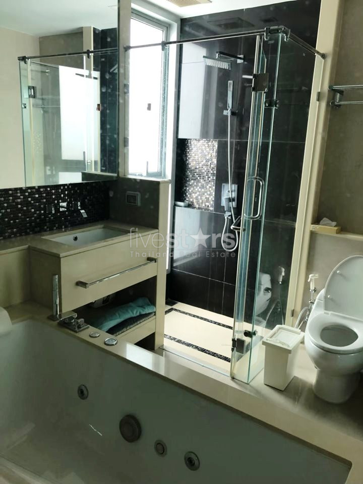 Condo de 2 chambres à coucher à l'étage supérieur à louer près de MRT Petchaburi, photo 8