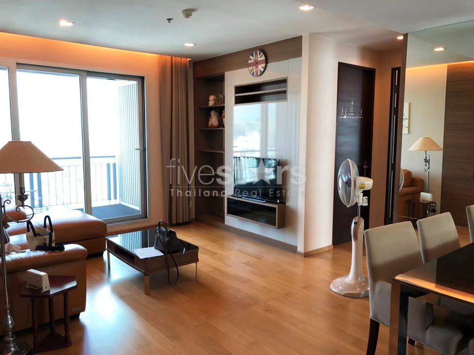Condo de 2 chambres à coucher à l'étage supérieur à louer près de MRT Petchaburi