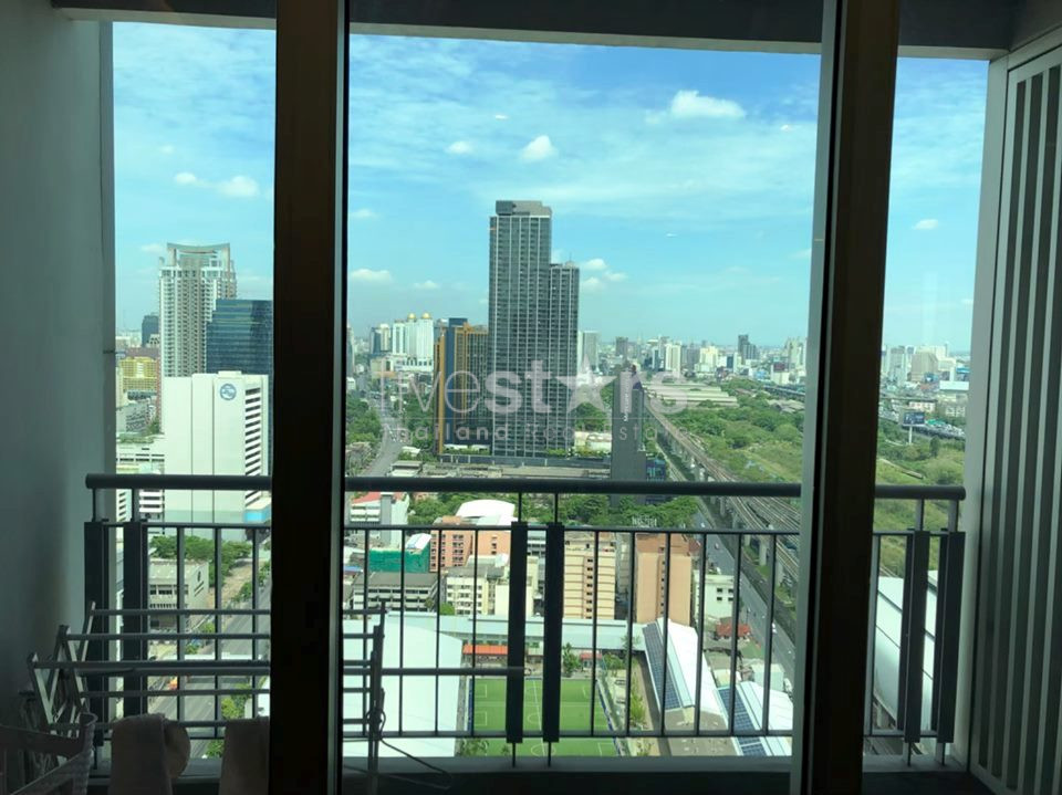 Condo de 2 chambres à coucher à l'étage supérieur à louer près de MRT Petchaburi, photo 9
