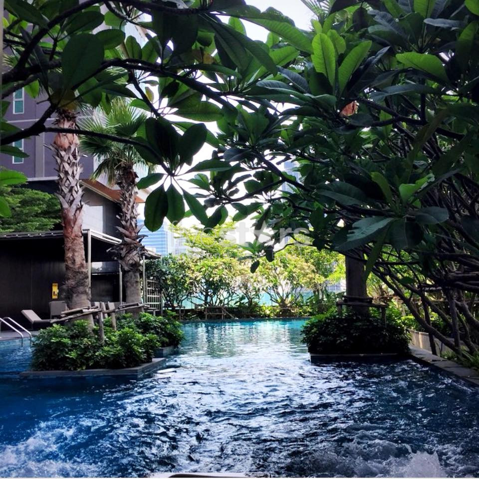 Condo de 2 chambres à coucher à l'étage supérieur à louer près de MRT Petchaburi, photo 11