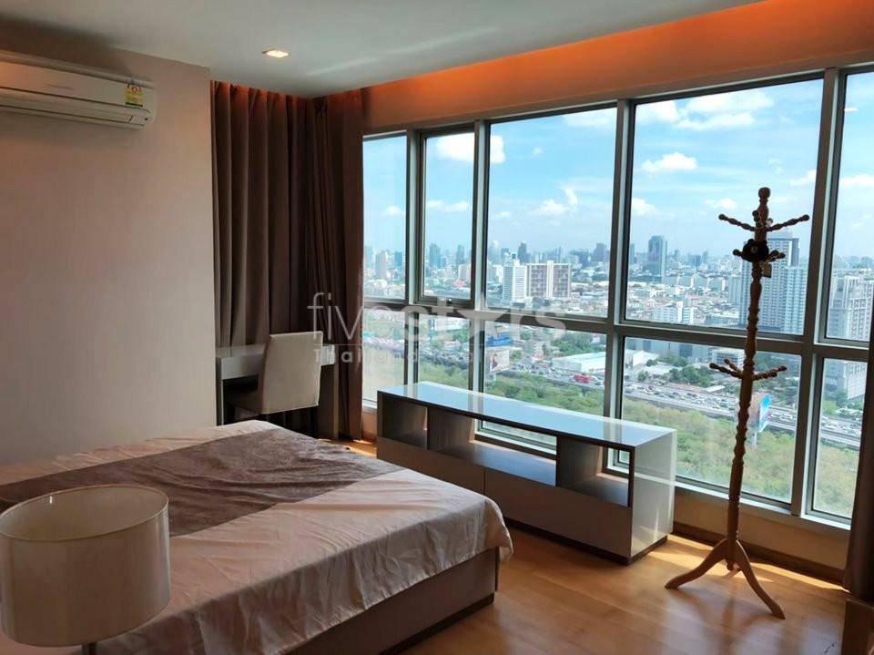 Condo de 2 chambres à coucher à l'étage supérieur à louer près de MRT Petchaburi, photo 5