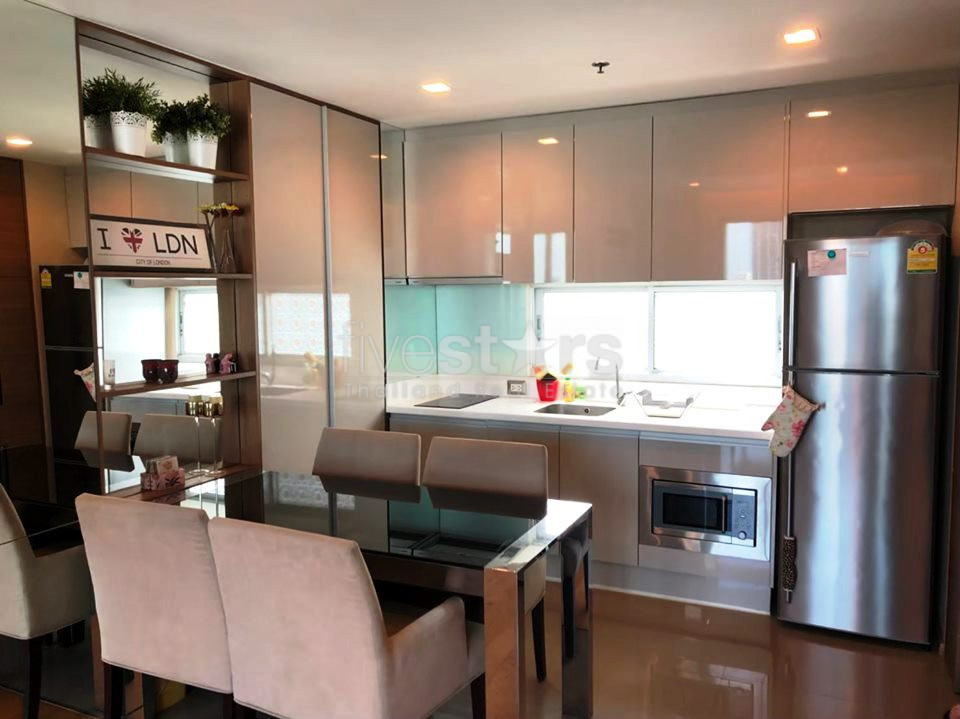 Condo de 2 chambres à coucher à l'étage supérieur à louer près de MRT Petchaburi, photo 3