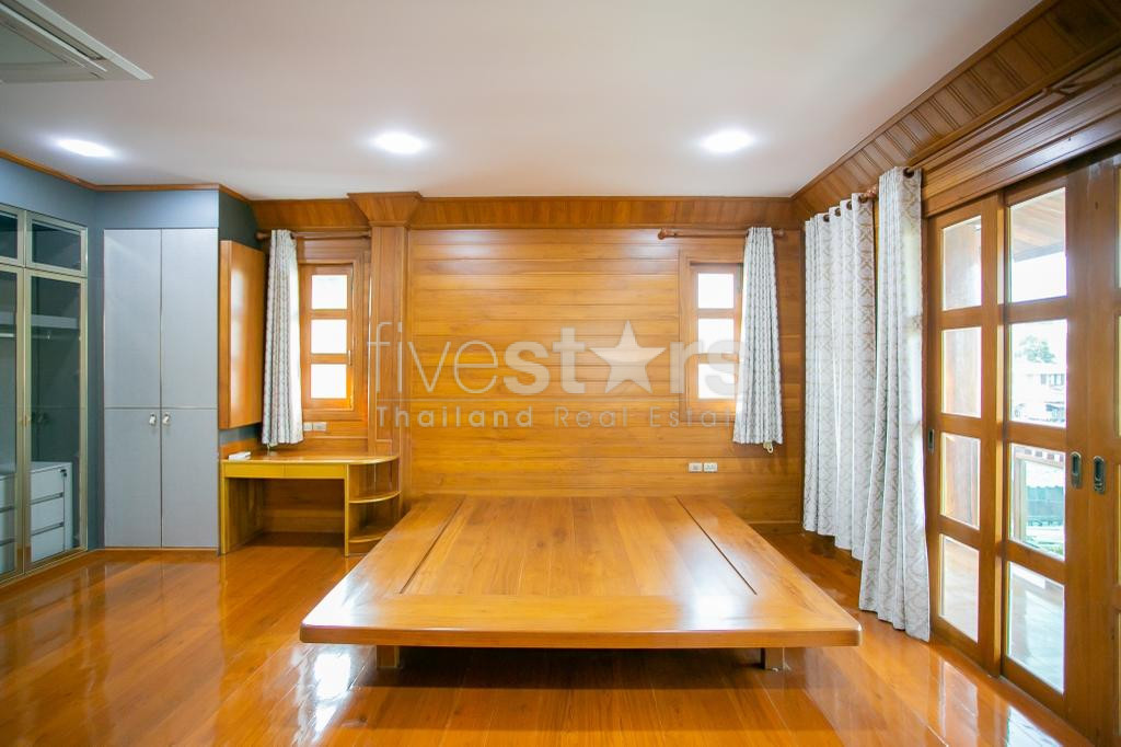 Sigle house with wide yard for sale located Sutthisan MRT station, photo 12