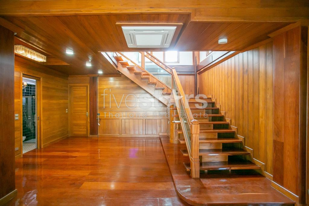 Sigle house with wide yard for sale located Sutthisan MRT station, photo 6