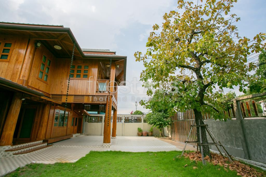 Sigle house with wide yard for sale located Sutthisan MRT station