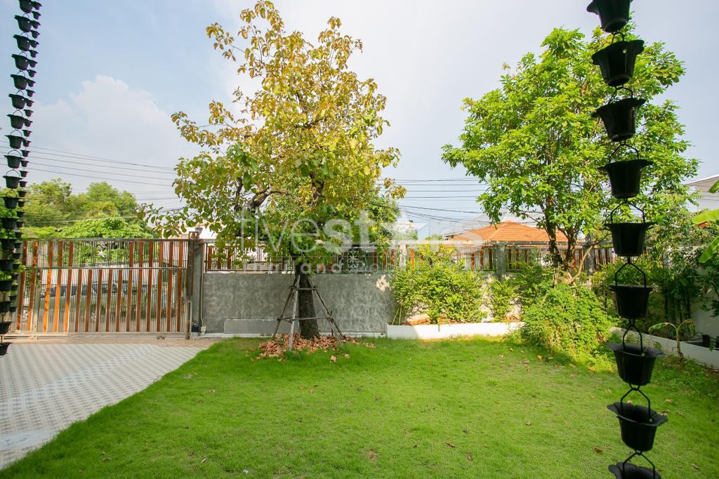 Sigle house with wide yard for sale located Sutthisan MRT station, photo 2