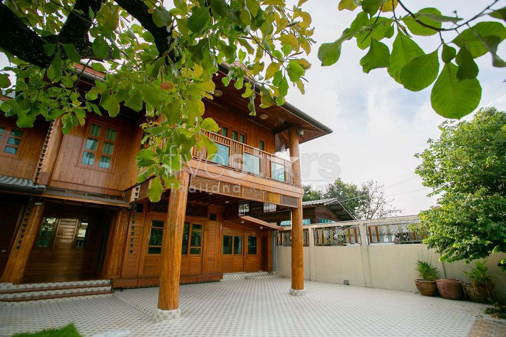 Sigle house with wide yard for sale located Sutthisan MRT station, photo 16