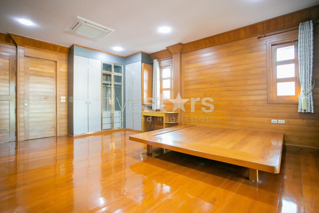 Sigle house with wide yard for sale located Sutthisan MRT station, photo 13