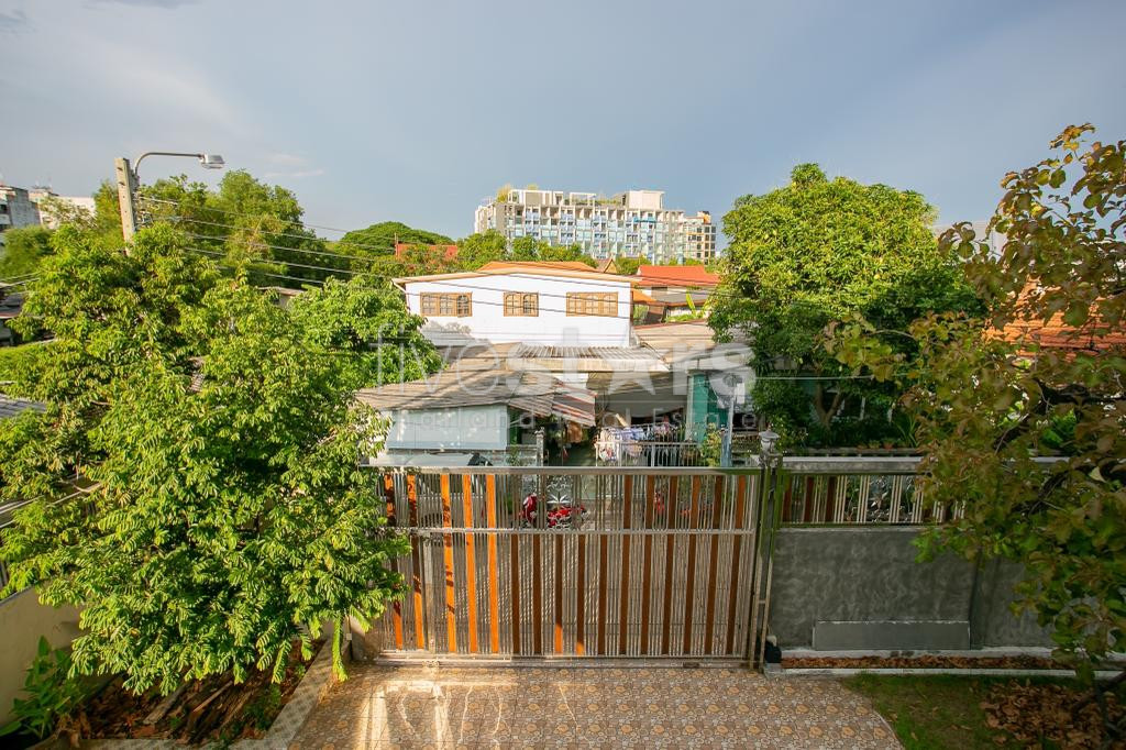 Sigle house with wide yard for sale located Sutthisan MRT station, photo 14