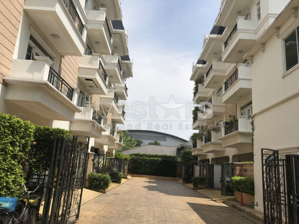 For Sale Modern Townhome in compound 3 bedrooms on Petchaburi road