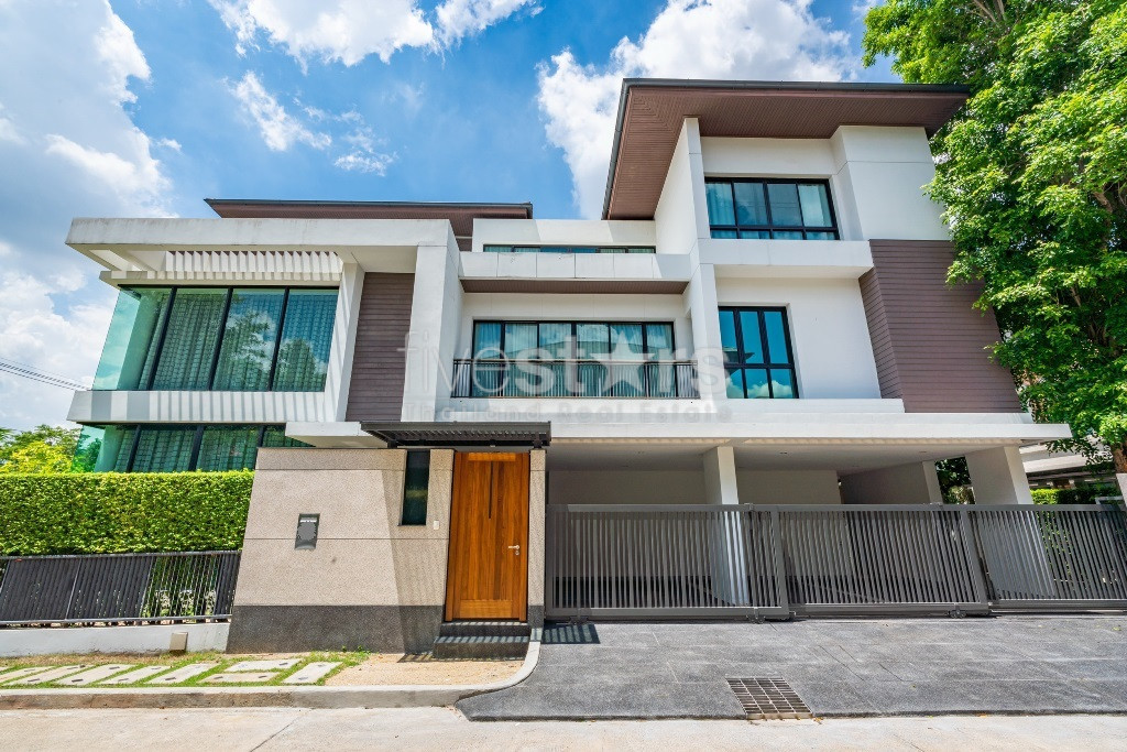maison à louer dans l'enceinte de Ramkamhaeng 24