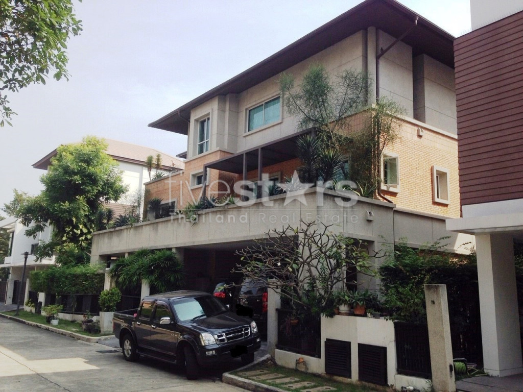 4 bedroom house in compound for sale on Rama 9 to Ramkhamheng 24