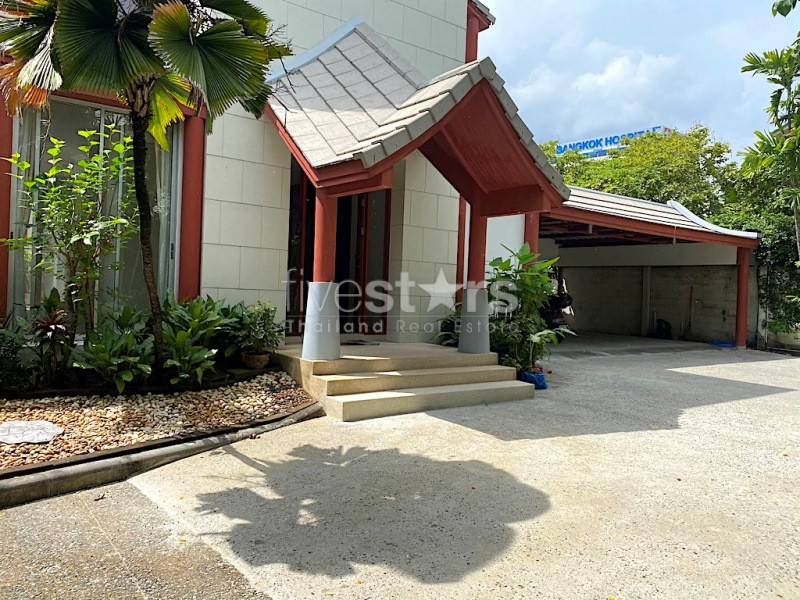Maison de 4 chambres avec piscine privée à louer sur Soi Soonvijai