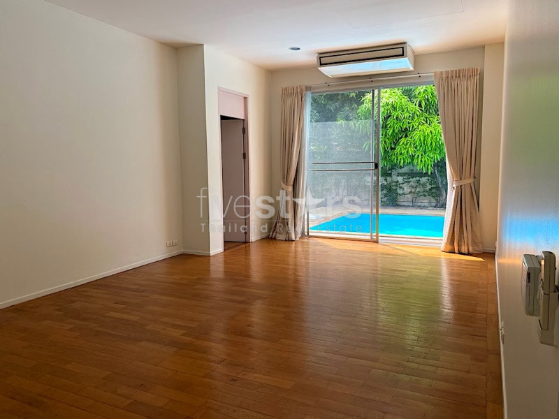 Maison de 4 chambres avec piscine privée à louer sur Soi Soonvijai, photo 5