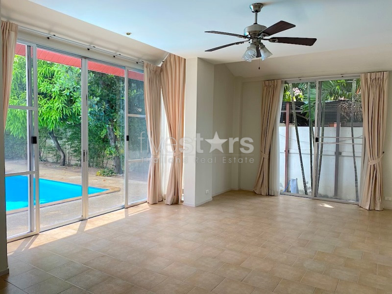 Maison de 4 chambres avec piscine privée à louer sur Soi Soonvijai, photo 7