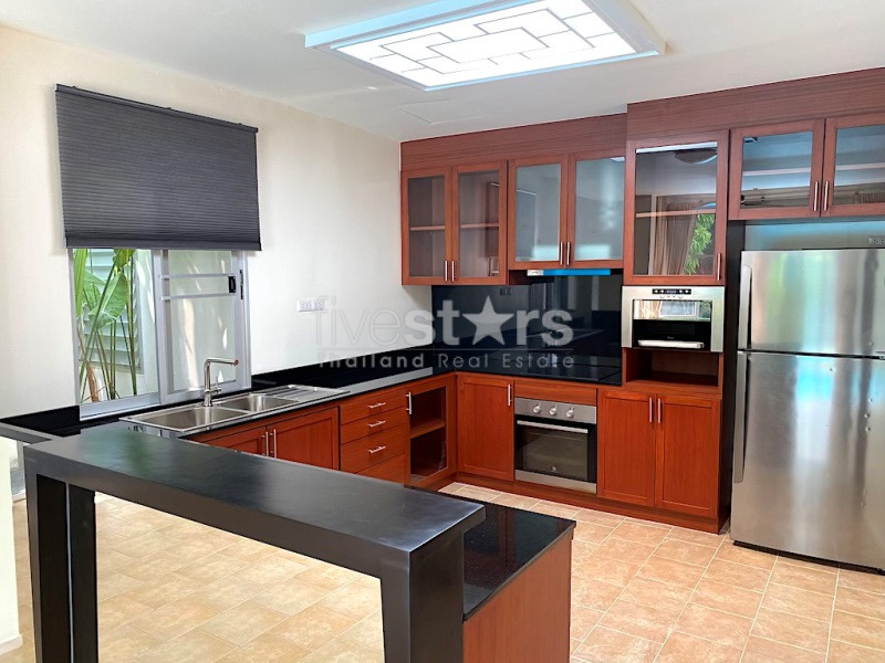 Maison de 4 chambres avec piscine privée à louer sur Soi Soonvijai, photo 12