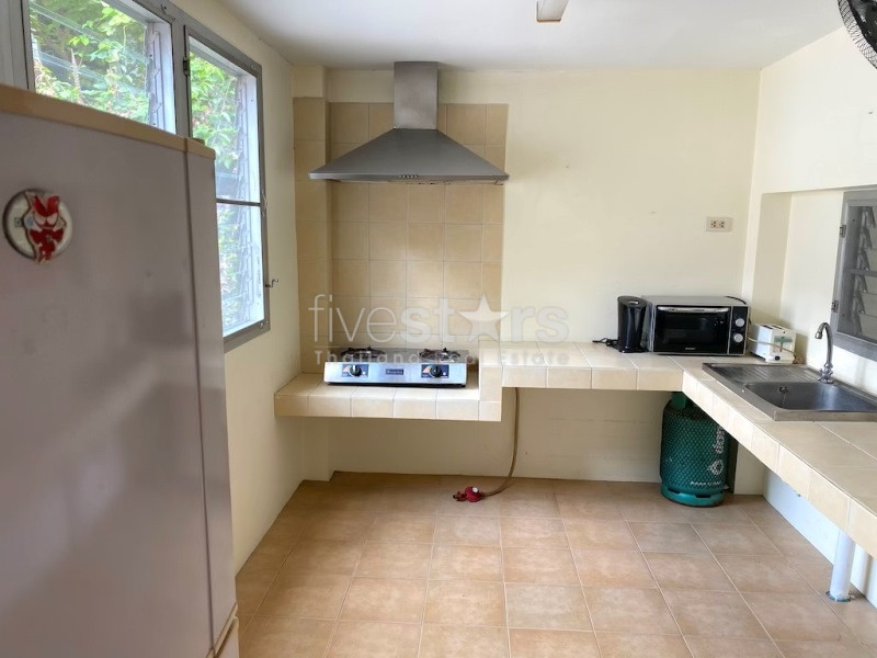 Maison de 4 chambres avec piscine privée à louer sur Soi Soonvijai, photo 11