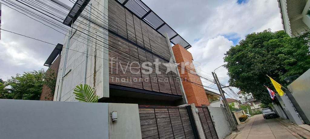 Single house 4-bedroom for sale close to Ari BTS station