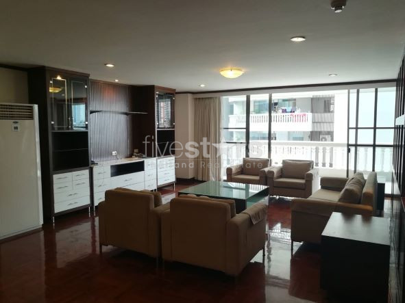 Pet friendly duplex 3 bedrooms for rent near BTS Phromphong