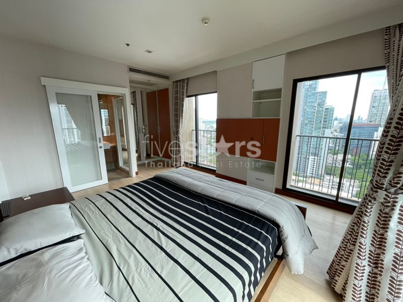 Large 1 bedroom condo for rent near BTS Phromphong, photo 2