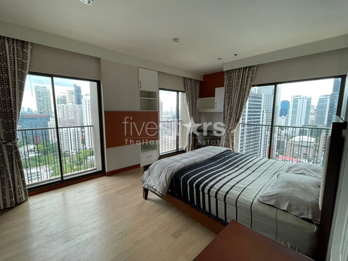 Large 1 bedroom condo for rent near BTS Phromphong