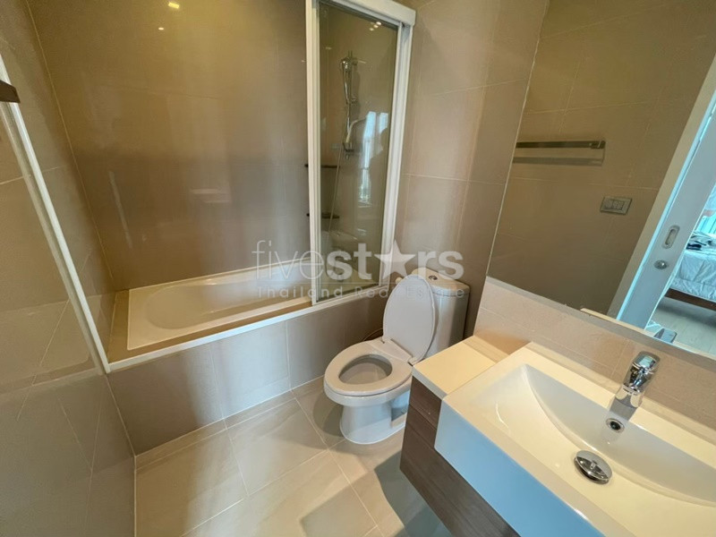 Large 1 bedroom condo for rent near BTS Phromphong, photo 8