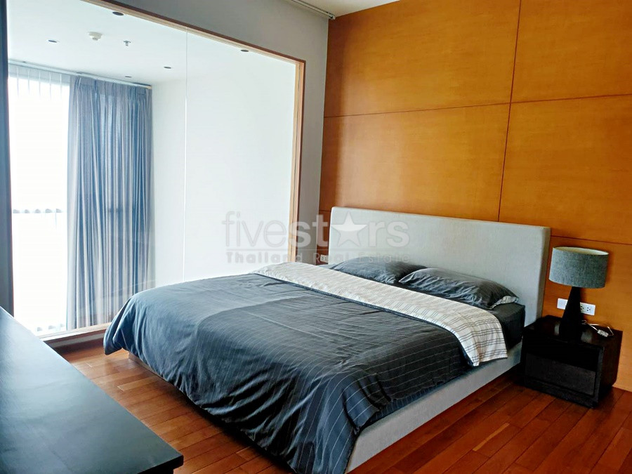 Large duplex 1 bedroom condo for rent in Phromphong area