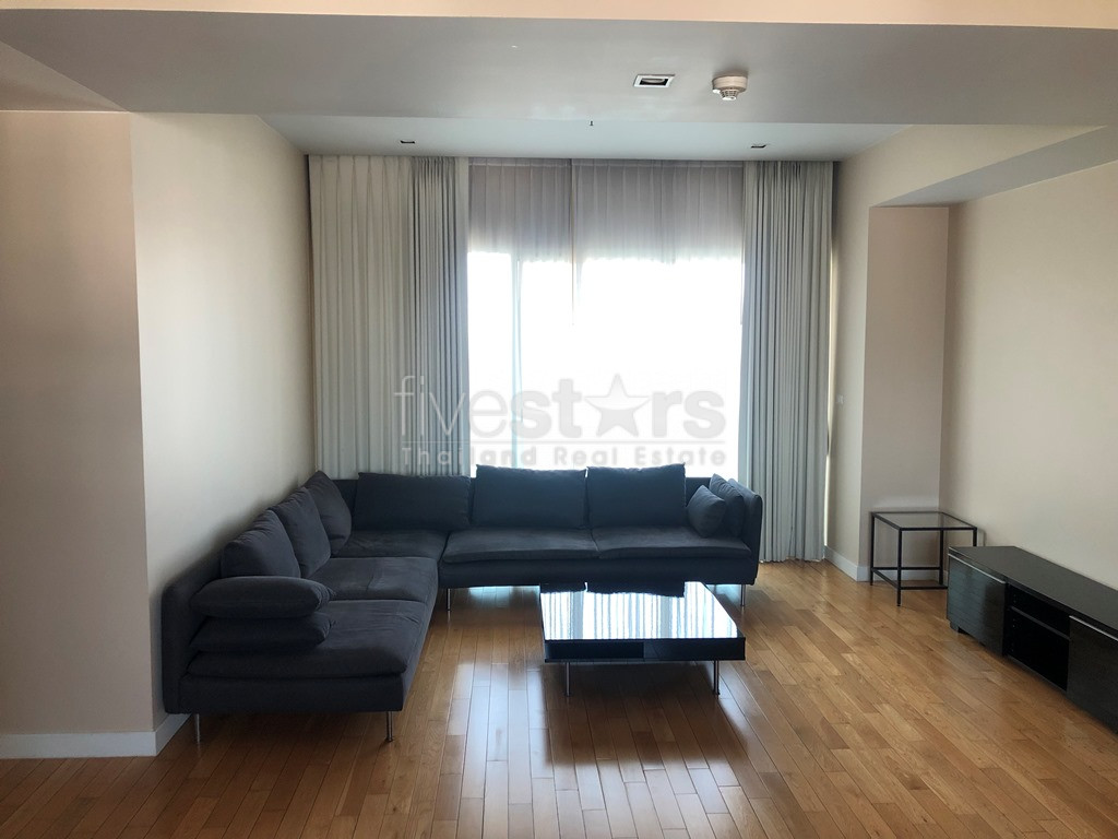 Condo 3 chambres à louer sur Asoke à Phrom Phong
